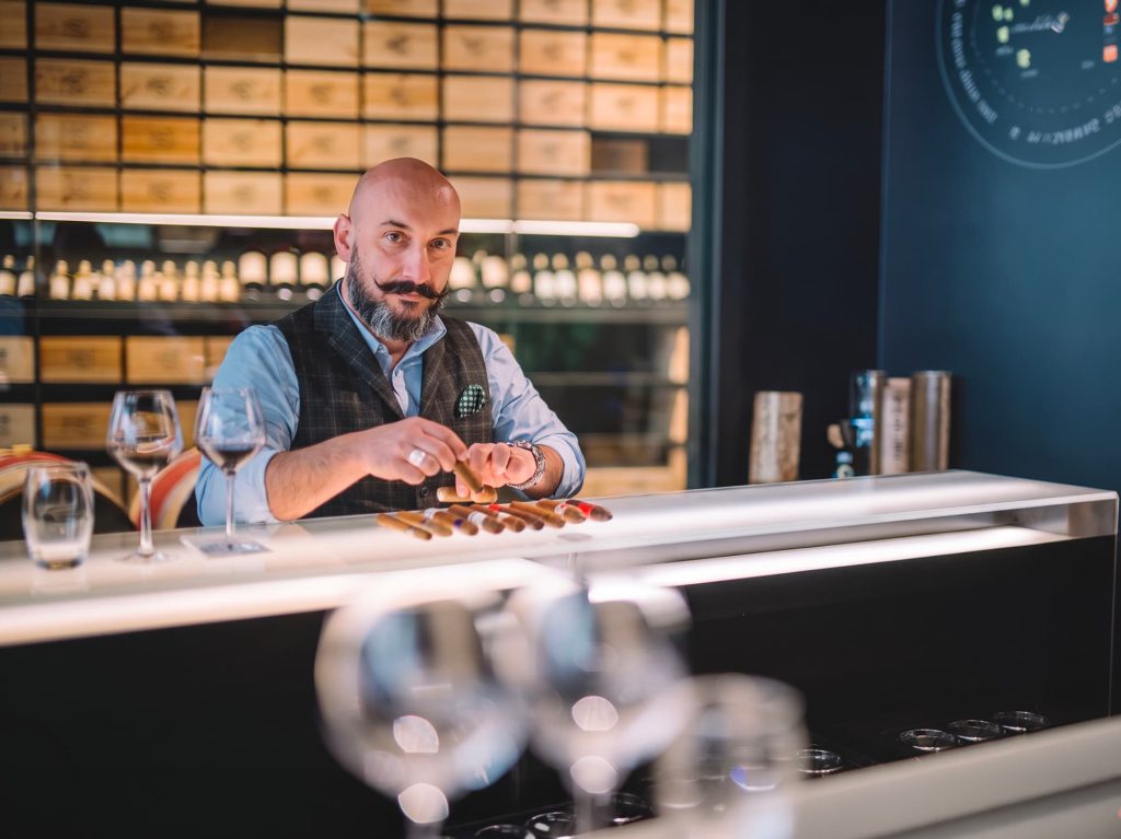 Stéphane Aprille, sommelier du cigare, préparant une sélection de cigares au comptoir