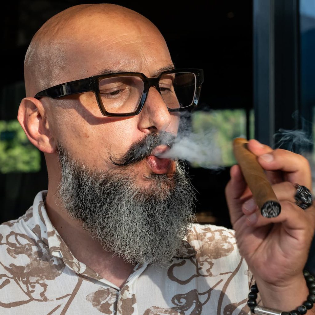 Stéphane Aprille, sommelier du cigare, fumant un cigare